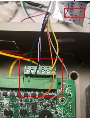 通过韦根方式接门禁主机实物图